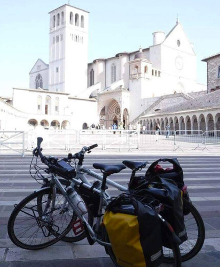 La Via LAuretana in bicicletta parte da Assisi e si conclude a Loreto (foto di apertura)