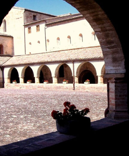 L'Abbazia di Chiaravalle a Fiastra è uno dei luoghi più rappresentativi nella tappa verso Montelupone