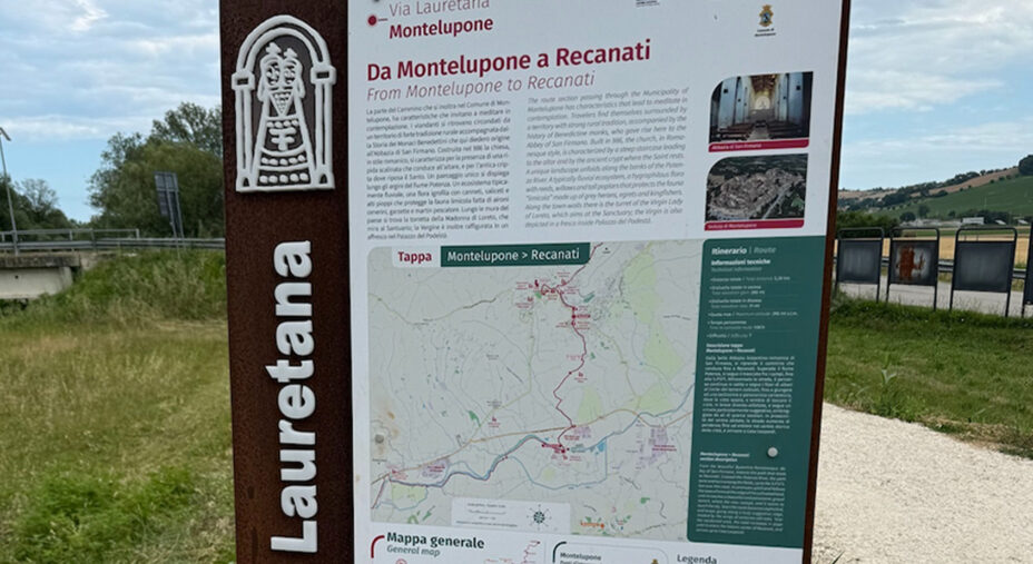Oltre alle frecce più classiche, il percorso della Via Lauretana ha pannelli descrittivi