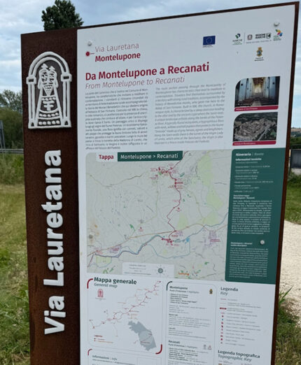 Oltre alle frecce più classiche, il percorso della Via Lauretana ha pannelli descrittivi