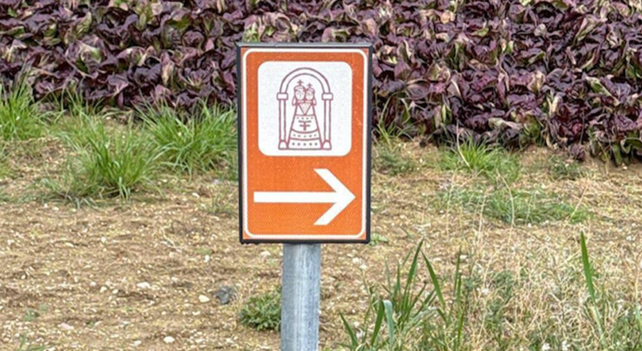 I piccoli segnavia lungo il percorso rendono l'itinerario facilmente fruibile