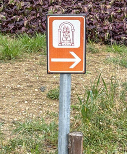 I piccoli segnavia lungo il percorso rendono l'itinerario facilmente fruibile