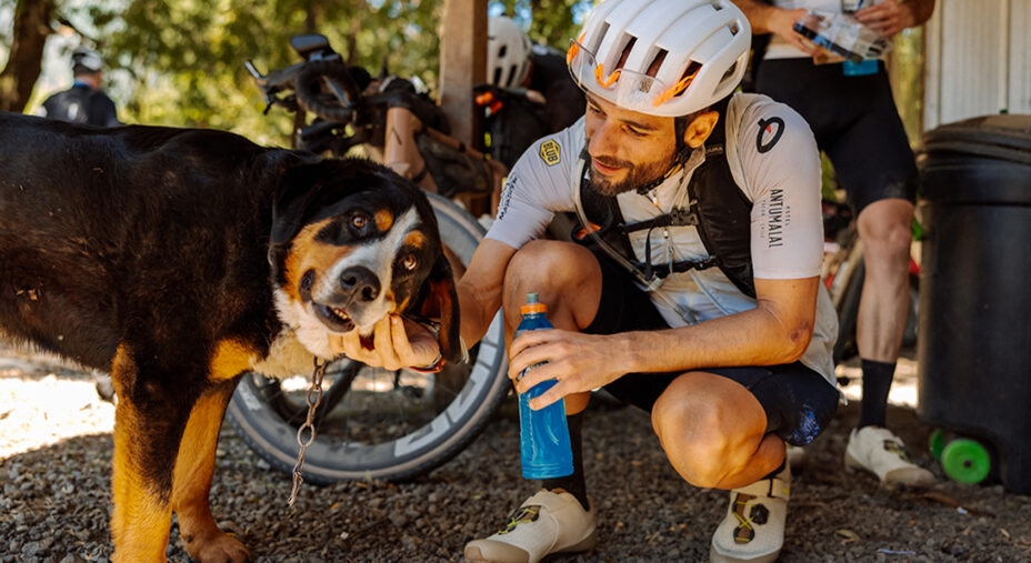 L'organizzazione della Across Andes ha avvisato di stare atenti ai cani randagi, ma i primi incontri sono gioviali (foto Aurum)