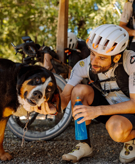 L'organizzazione della Across Andes ha avvisato di stare atenti ai cani randagi, ma i primi incontri sono gioviali (foto Aurum)