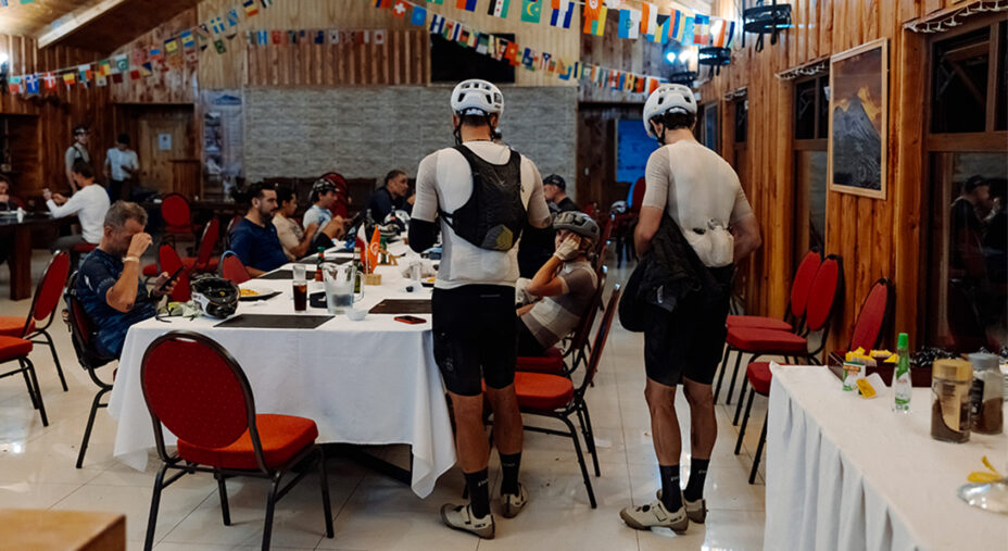 E' il primo giorno, ci si ritrova con altri corridori e ci si scambiano le prime impressioni (foto Aurum)