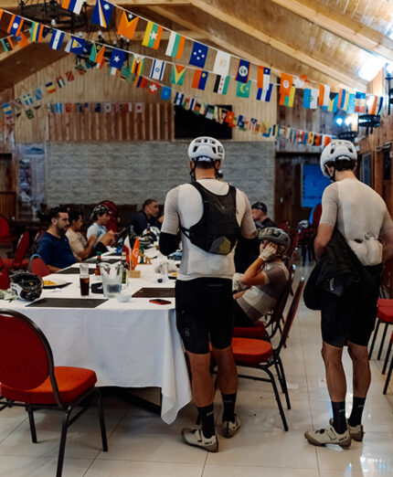 E' il primo giorno, ci si ritrova con altri corridori e ci si scambiano le prime impressioni (foto Aurum)