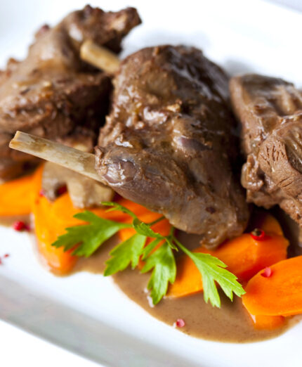 La carne di cinghiale ricorda quella del maiale, ma è meno grassa  (depositphotos.com)