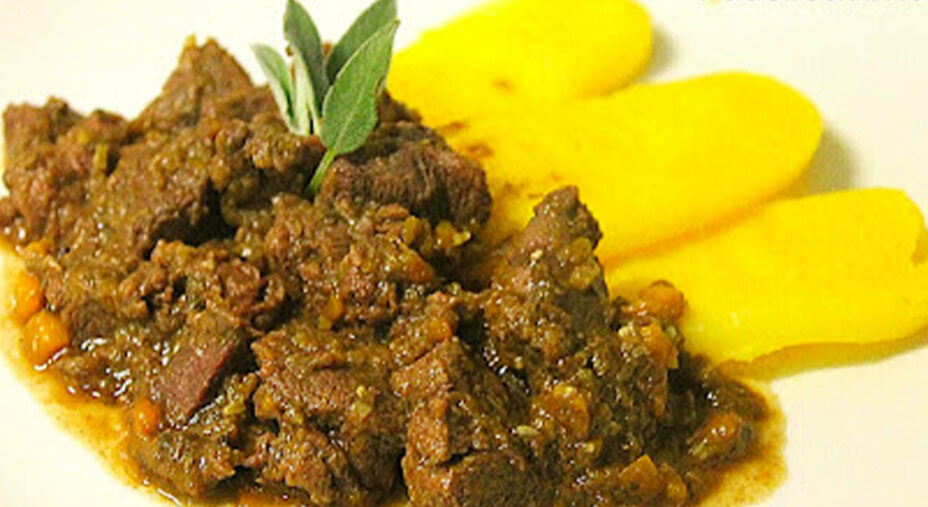 La carne di capriolo (qui con polenta) è molto magra, ricca di proteine, e povera di grassi (depositphotos.com)