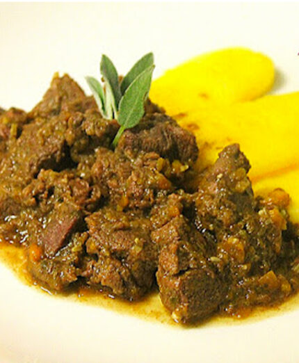 La carne di capriolo (qui con polenta) è molto magra, ricca di proteine, e povera di grassi (depositphotos.com)