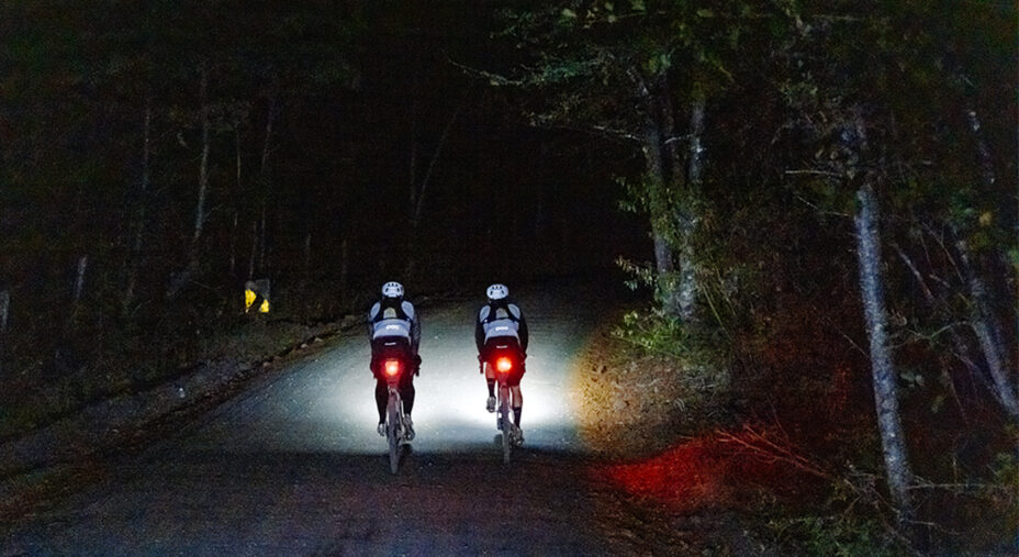 Il terzo giorno si finisce tardi, con 17 ore di pedalata e appena 2 di sonno (foto Aurum)