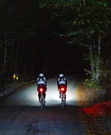 Il terzo giorno si finisce tardi, con 17 ore di pedalata e appena 2 di sonno (foto Aurum)
