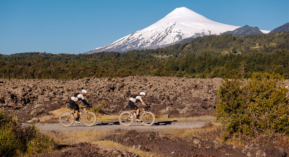I vulcani sono una presenza fissa, ma lo sterrato è massacrante (foto Aurum)