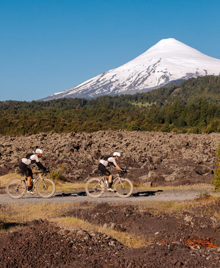 I vulcani sono una presenza fissa, ma lo sterrato è massacrante (foto Aurum)