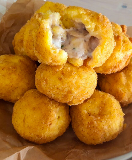 Le polpettine vegane di polenta costituiscono un valido antipasto (foto Tavola Serena)