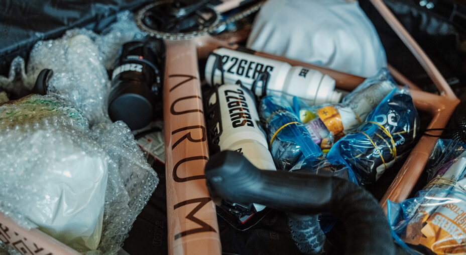 L'arrivo a Santiago del Chile e subito la verifica che la bici sia arrivata integra (foto Aurum)