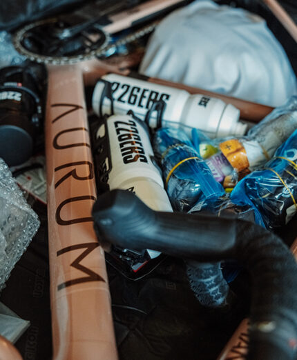 L'arrivo a Santiago del Chile e subito la verifica che la bici sia arrivata integra (foto Aurum)