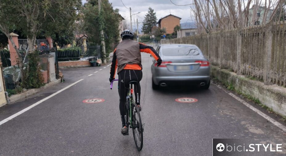 zona 30, automobile in sosta, gesto, gestualità, sicurezza