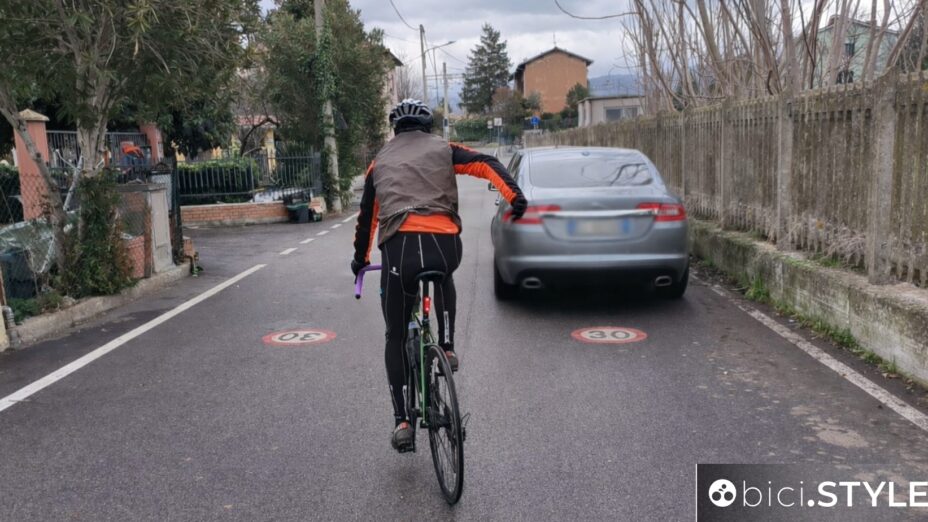 zona 30, automobile in sosta, gesto, gestualità, sicurezza