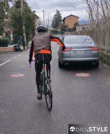 zona 30, automobile in sosta, gesto, gestualità, sicurezza