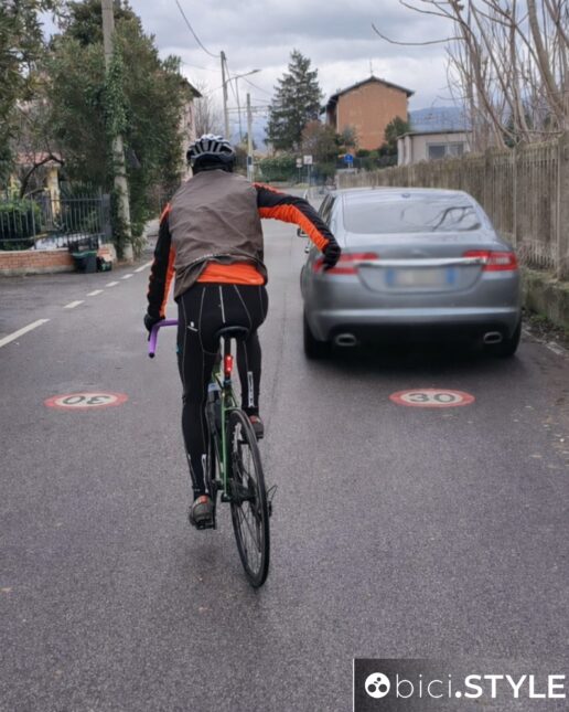 zona 30, automobile in sosta, gesto, gestualità, sicurezza