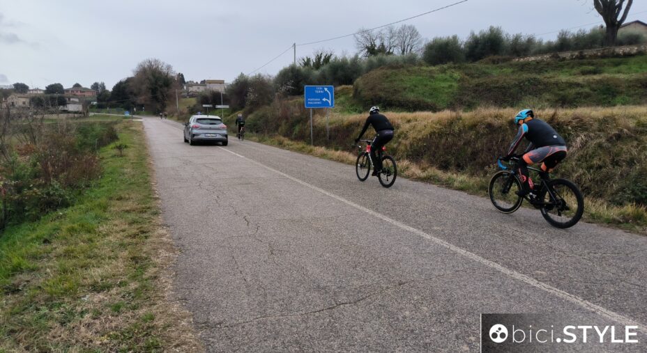 Ciclisti, auto, sorpasso, sicurezza stradale