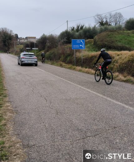 Ciclisti, auto, sorpasso, sicurezza stradale