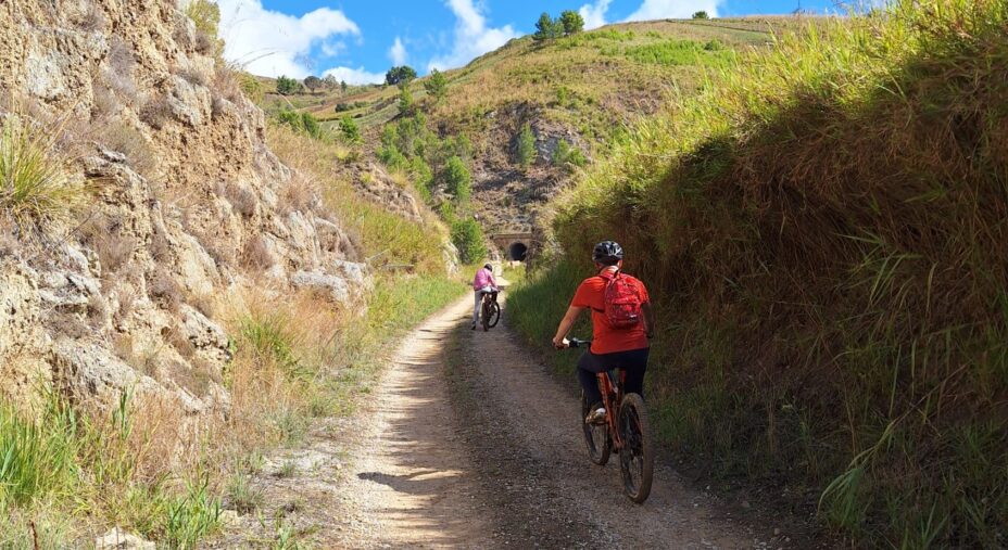 Ciclovia del Belice, ciclisti sulla ex ferrovia