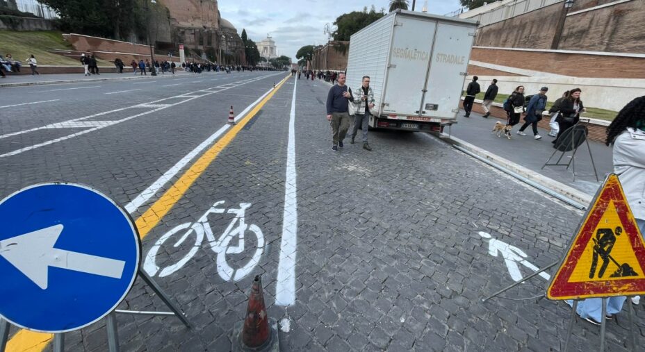 Roma Città 30, corsia ciclabile Via dei Fori Imperiali