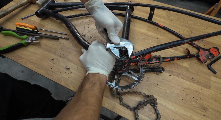 Federico Giaretto restaura la bici di Stranger Things