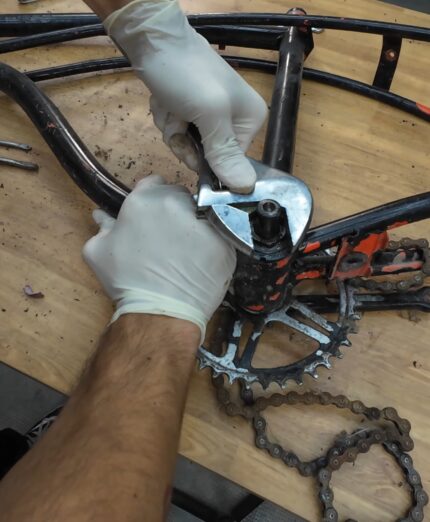 Federico Giaretto restaura la bici di Stranger Things