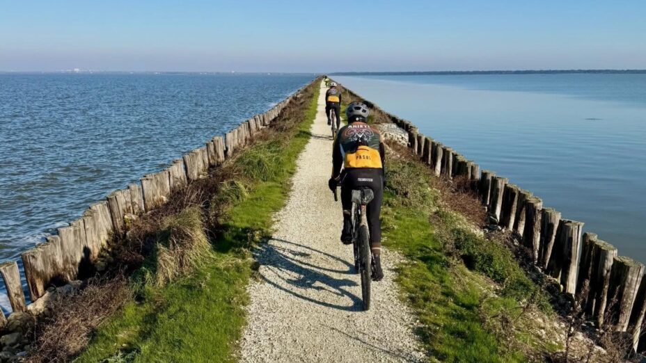 Rapha Festive 500, foto Fabio Carlini, argine degli Angeli, Comacchio
