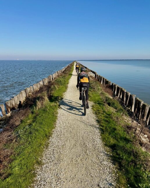 Rapha Festive 500, foto Fabio Carlini, argine degli Angeli, Comacchio