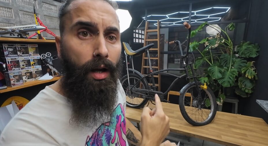 Federico Giaretto restaura la bici di Stranger Things