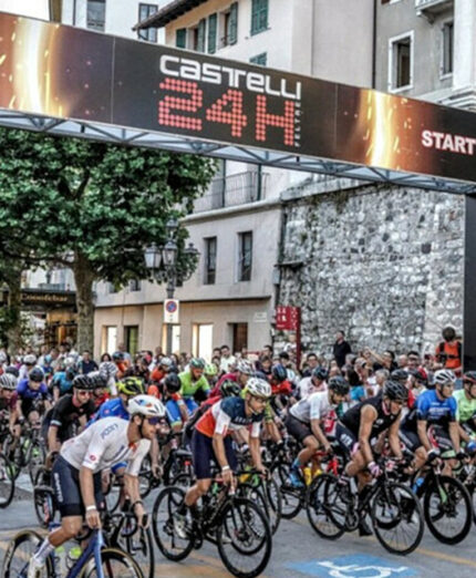 La partenza dell'ultima edizione, con al via un centinaio di team e corridori da tutta Italia e non solo