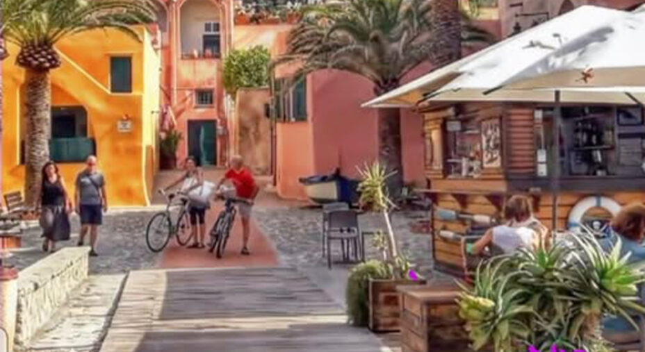 La piazzetta del borgo di Varigotti, affacciato sulla bellissima Baia dei Saraceni