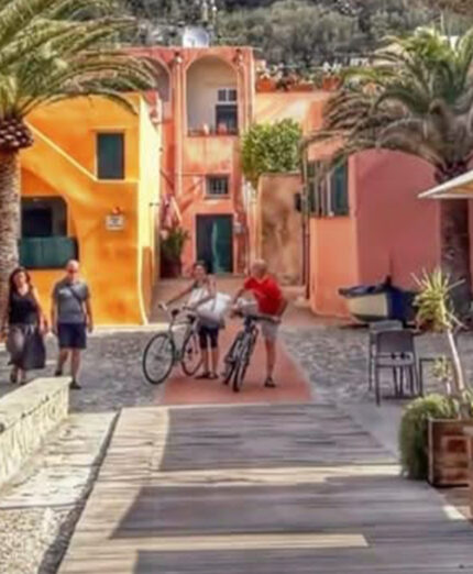 La piazzetta del borgo di Varigotti, affacciato sulla bellissima Baia dei Saraceni