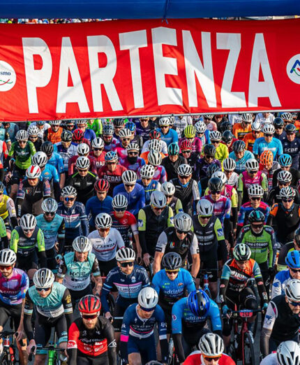 La Granfondo Via del Sale è fra le prove su strada più popolate in Italia. Tre i percorsi, di 156, 100 e 55 chilometri