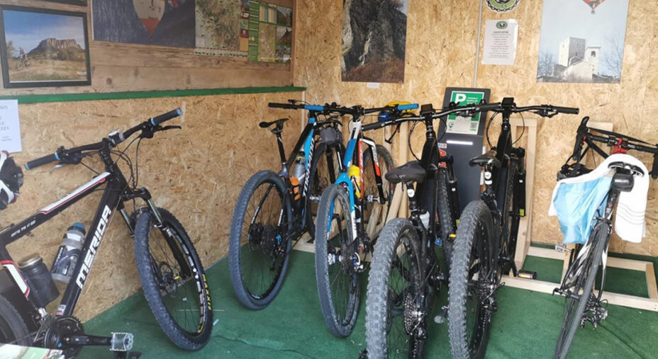 La bike room a disposizione dei cicloturisti. L'Aquila Nera è un ottimo sito di passaggio