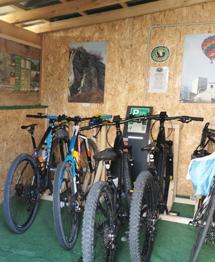 La bike room a disposizione dei cicloturisti. L'Aquila Nera è un ottimo sito di passaggio