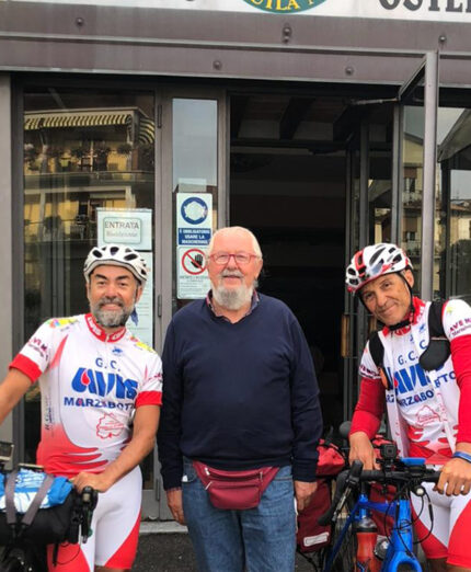 Al centro Claudio Ferrarini, titolare della struttura reggiana affidata alle... donne di casa