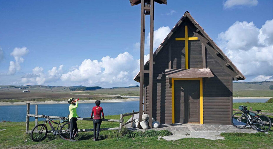 La particolare costruzione al Lago Cecita, nel Parco della Sila