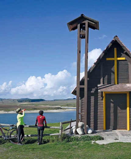 La particolare costruzione al Lago Cecita, nel Parco della Sila