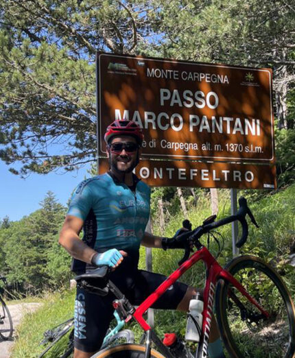 Lungo la salita, sin dall'inizio, ci sono molti riferimenti alla figura del Pirata