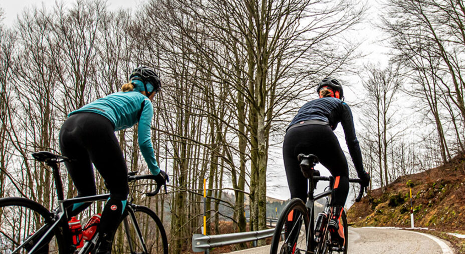 Il tracciato su strada è impegnativo, ma ha anche tratti molto panoramici, fino in cima dove l'orizzonte arriva fino alla costa romagnola