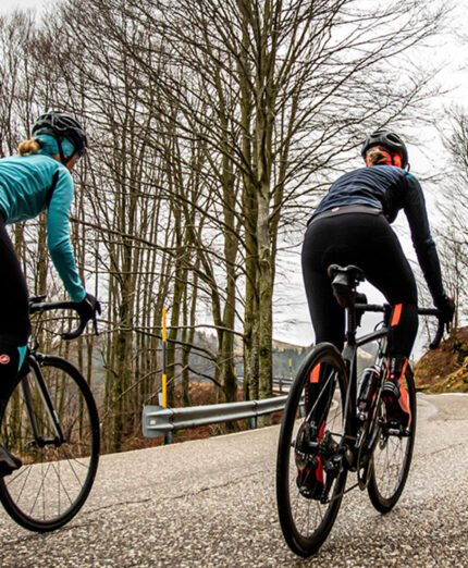 Il tracciato su strada è impegnativo, ma ha anche tratti molto panoramici, fino in cima dove l'orizzonte arriva fino alla costa romagnola