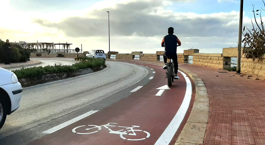 La ciclabile di Marsala in due foto: la prima è dell'anno di inaugurazione, il 2021