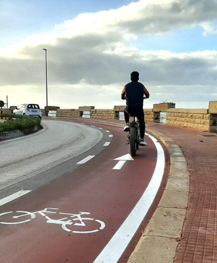 La ciclabile di Marsala in due foto: la prima è dell'anno di inaugurazione, il 2021