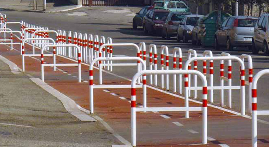 La ciclabile di via Berto a Roma, dove per fortuna gli ostacoli sono stati rimossi