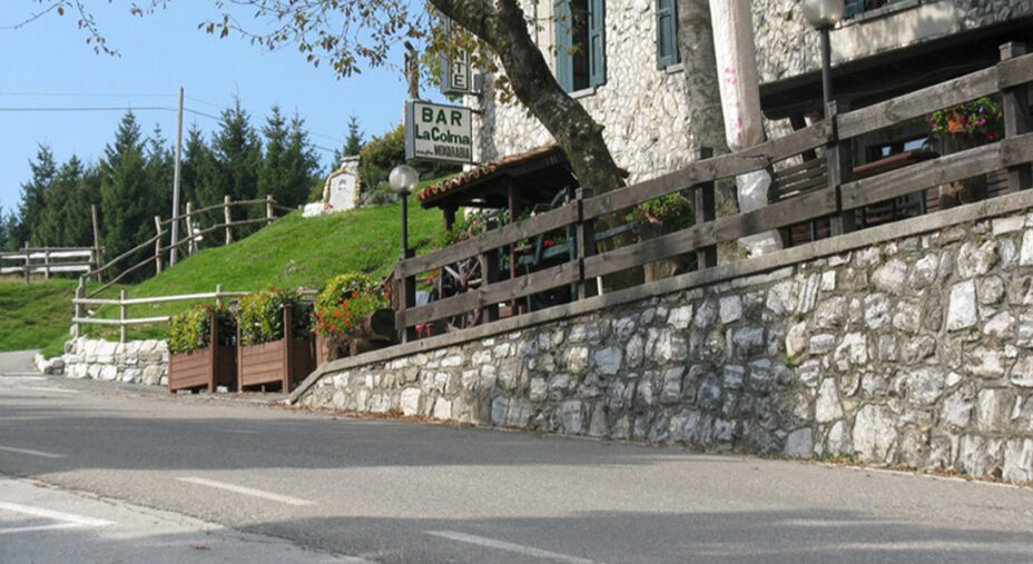 Il Muro di Sormano termina sulla Colma, dove c'è un bar-ristorante ideale per recuperare le energie spese (foto Saltainsella.it)