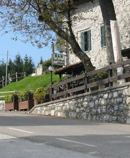 Il Muro di Sormano termina sulla Colma, dove c'è un bar-ristorante ideale per recuperare le energie spese (foto Saltainsella.it)